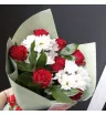 Букет с красными розами и хризантемой 1