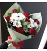 Букет с красными розами и хризантемой